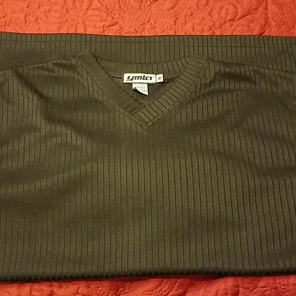 Ribbed form fitting v neck short sleeve shirt